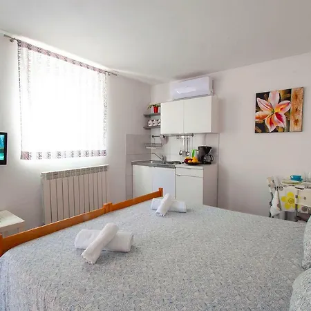 Apartment Dva Oriha Funtana Exterior photo