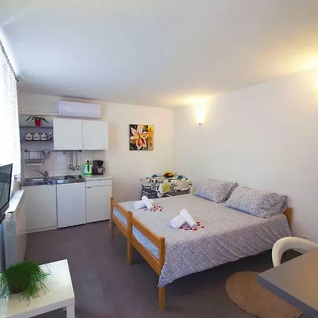 Apartment Dva Oriha Funtana Exterior photo
